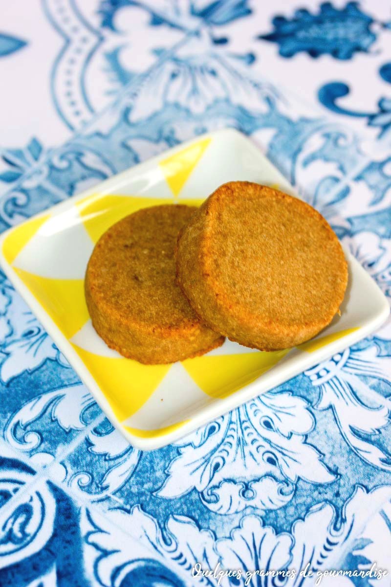 Sablés à l'ail noir et au parmesan