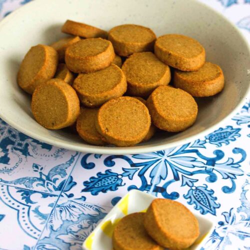 Sablés à l'ail noir et au parmesan