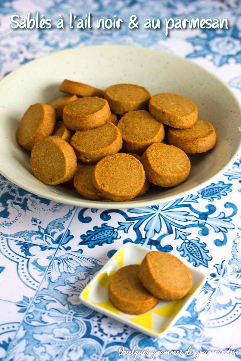 Sablés à l'ail noir et au parmesan