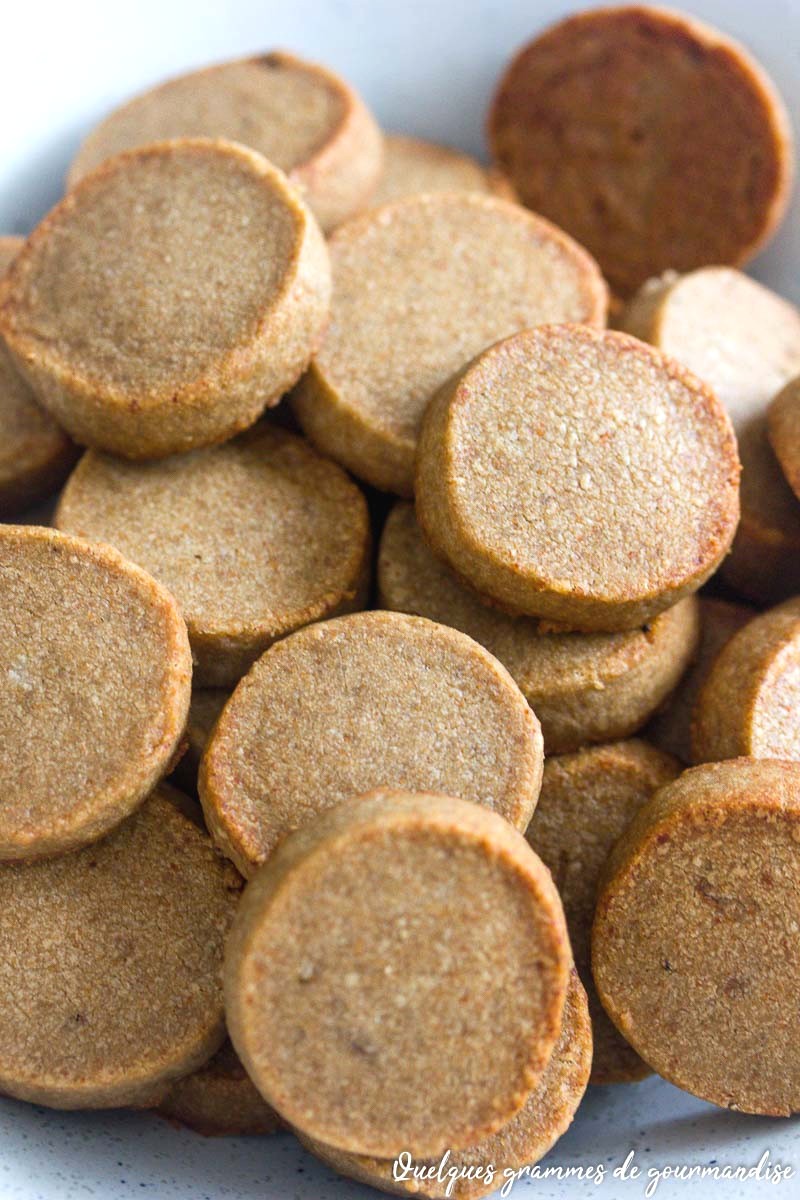 Sablés à l'ail noir et au parmesan