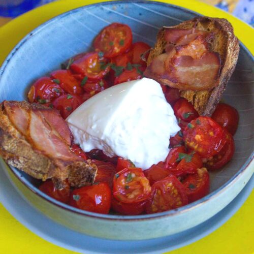 Salade tiède de tomates à la burrata