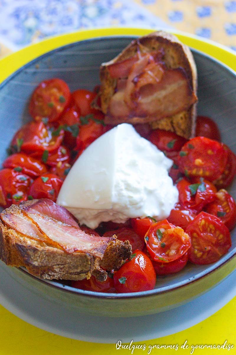 Salade tiède de tomates à la burrata